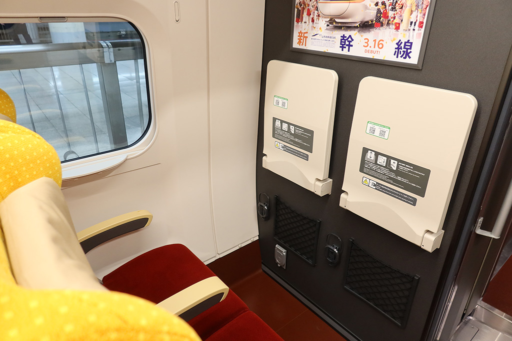 普通車座席の大き目テーブル/山形新幹線E8系