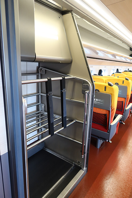 大型の荷物置き場/山形新幹線E8系