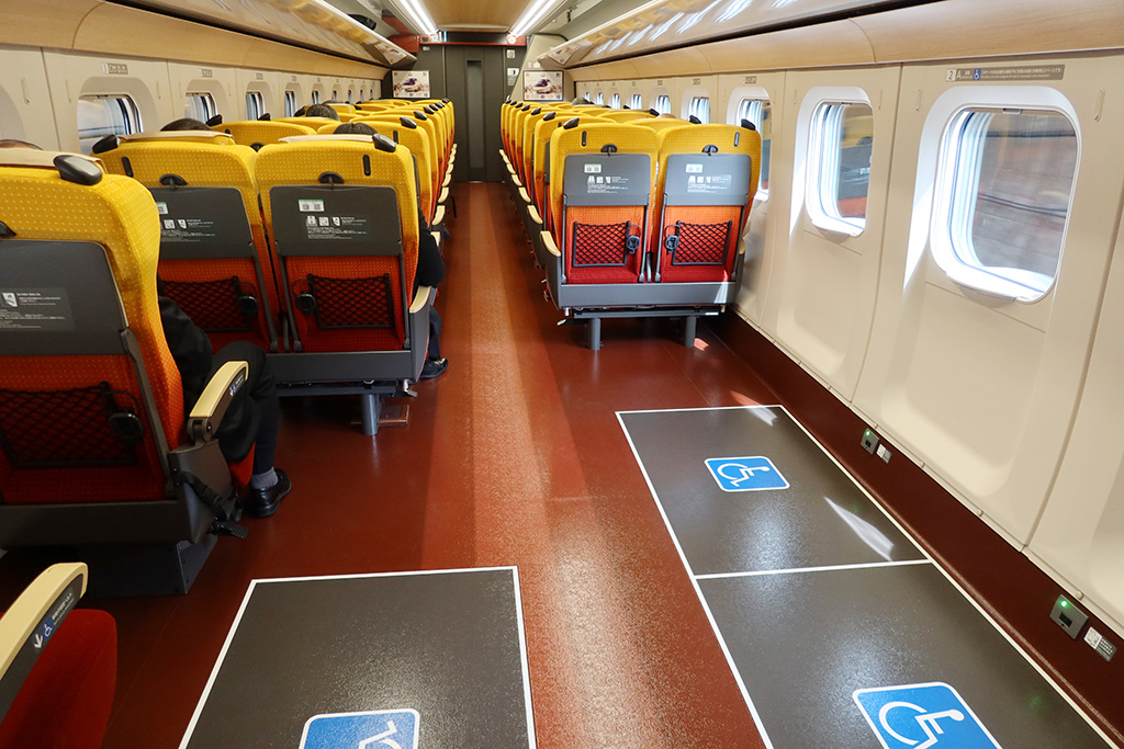 12号車の車いすスペース/山形新幹線E8系