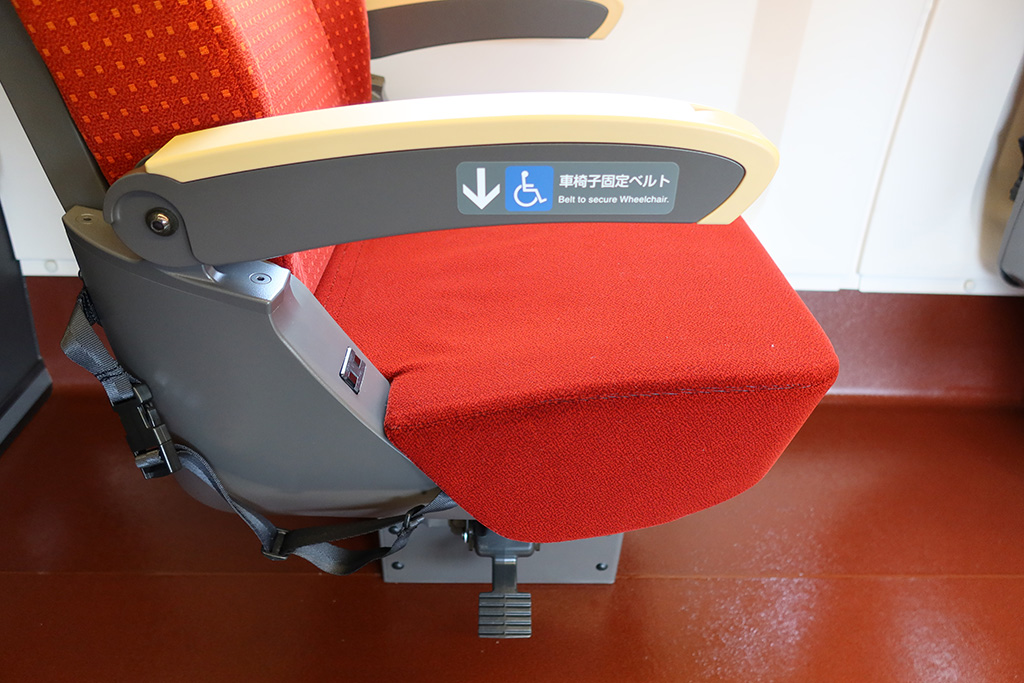 車いす固定用ベルト/山形新幹線E8系