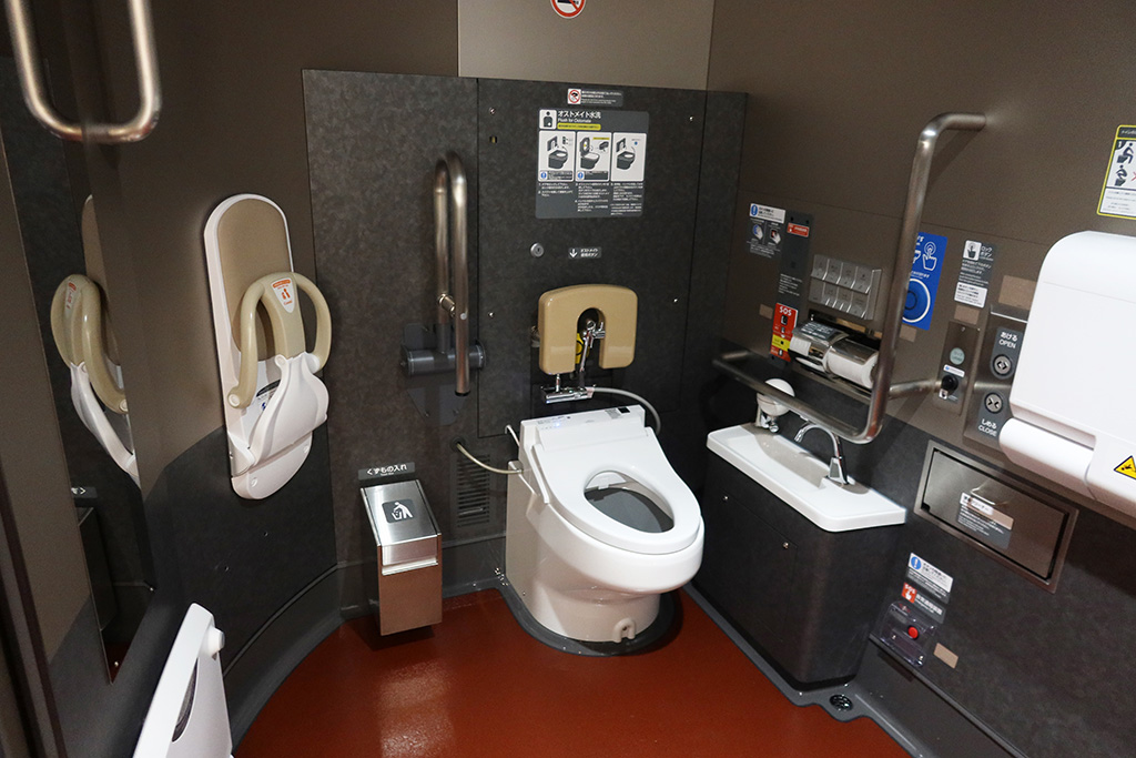 バリアフリートイレ/山形新幹線E8系