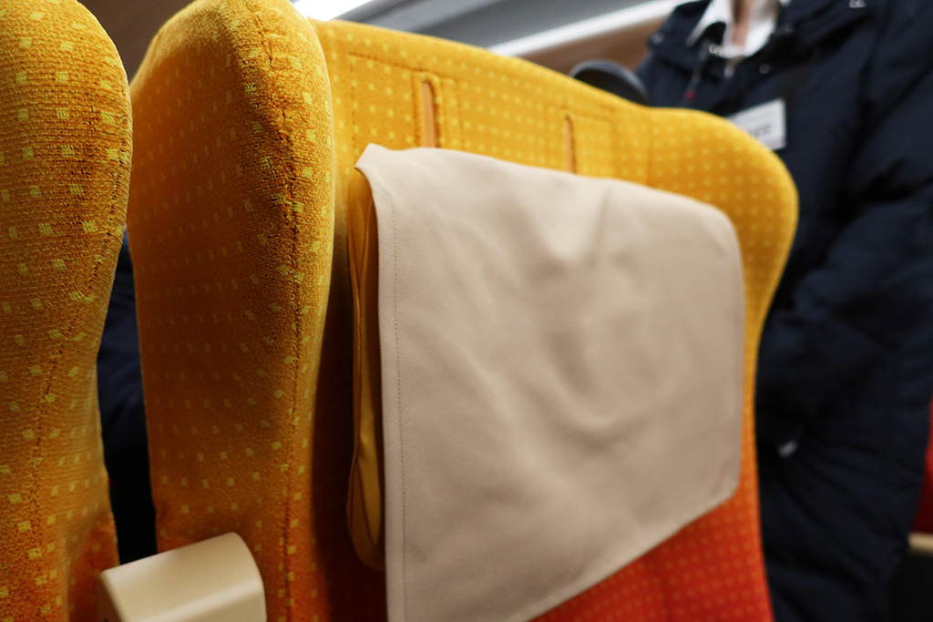 普通車の座席ヘッドレスト/山形新幹線E8系