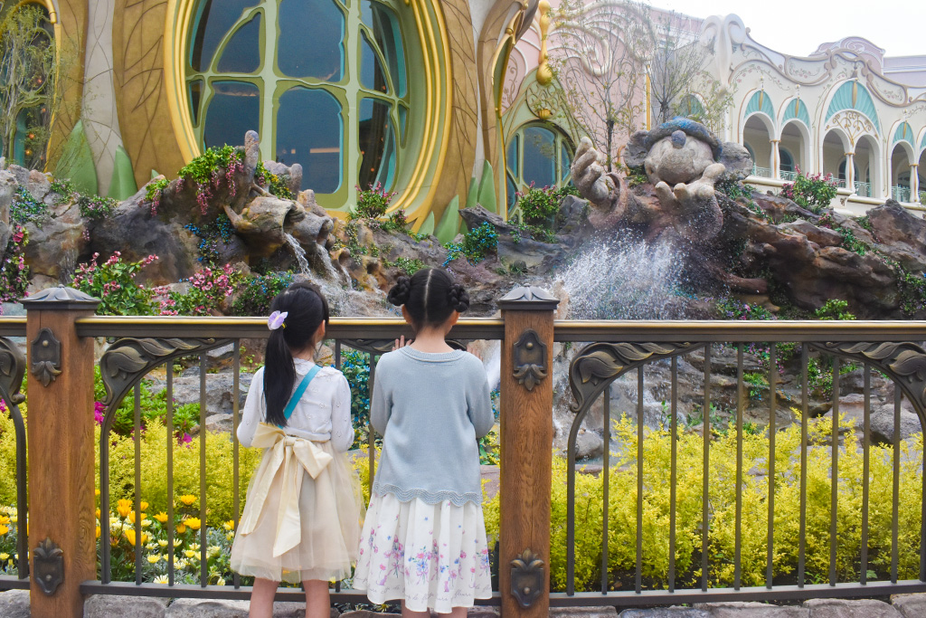 映画『ファンタジア』のミッキーマウスを岩で表現した魔法の泉/ファンタジースプリングスホテル