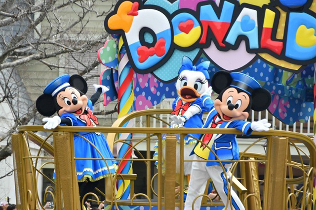 「ドナルドのクワッキー・ダックシティ」パレードの様子
