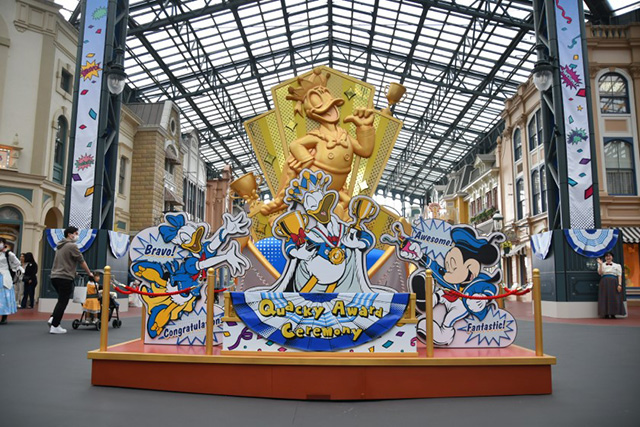 ドナルドの大きな金色の像/東京ディズニーランド(千葉県/浦安市)