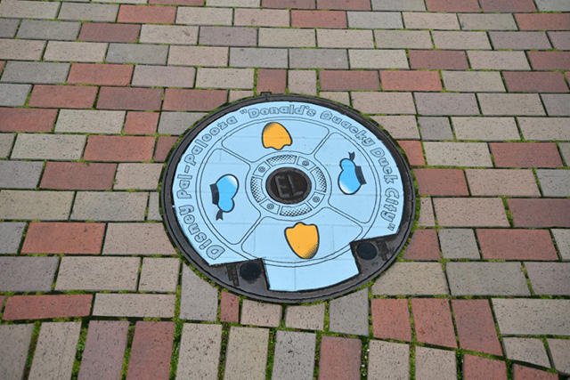 ドナルド仕様のマンホール/東京ディズニーランド(千葉県/浦安市)