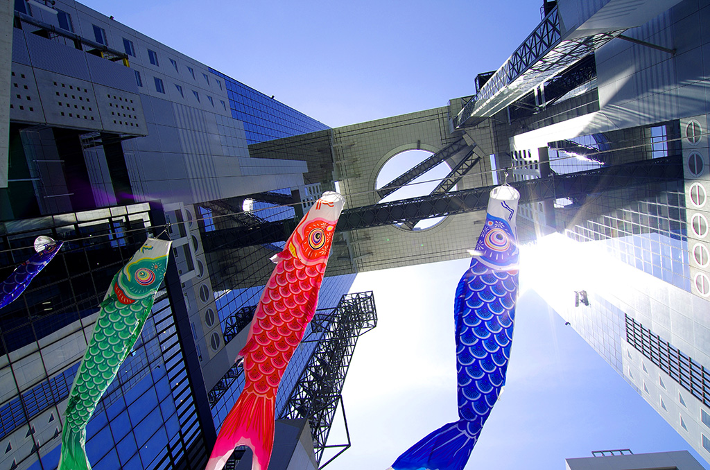 梅田スカイビルの谷間を泳ぐ鯉のぼり（大阪府/大阪市）