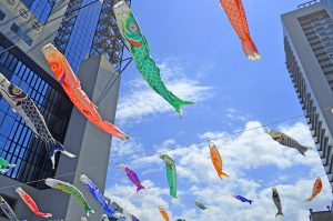 大阪・梅田スカイビルで「鯉のぼりの放流」開催 ビルの谷間を泳ぐ約100匹の鯉のぼり