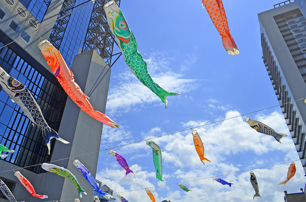 梅田スカイビルの谷間を泳ぐ鯉のぼり（大阪府/大阪市）