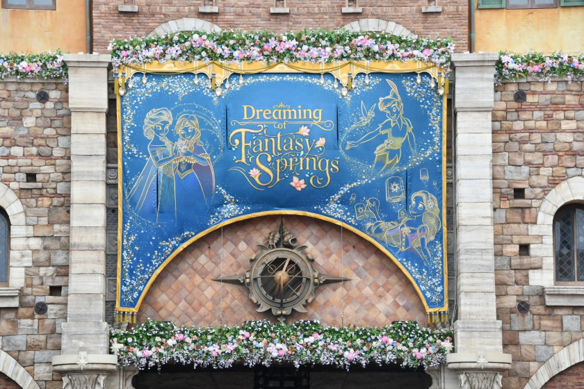 ファンタジースプリングスのキャラクターが描かれた大きなバナー/東京ディズニーシー（千葉県/浦安市）