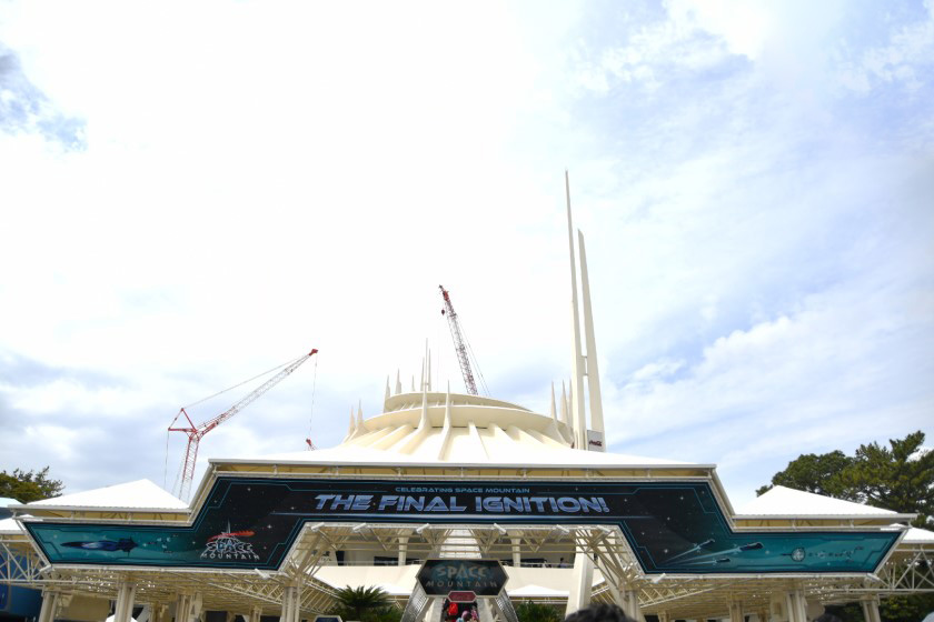 今だけのデコレーションがされたスペースマウンテン/東京ディズニーランド(千葉県/舞浜市)