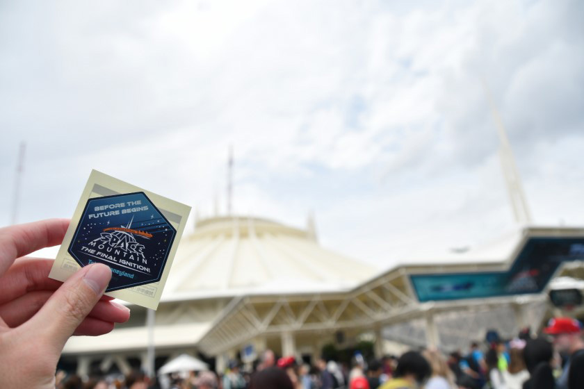 トゥモローランドのキャストに声をかけるともらえる特別なシール/東京ディズニーランド(千葉県/舞浜市)