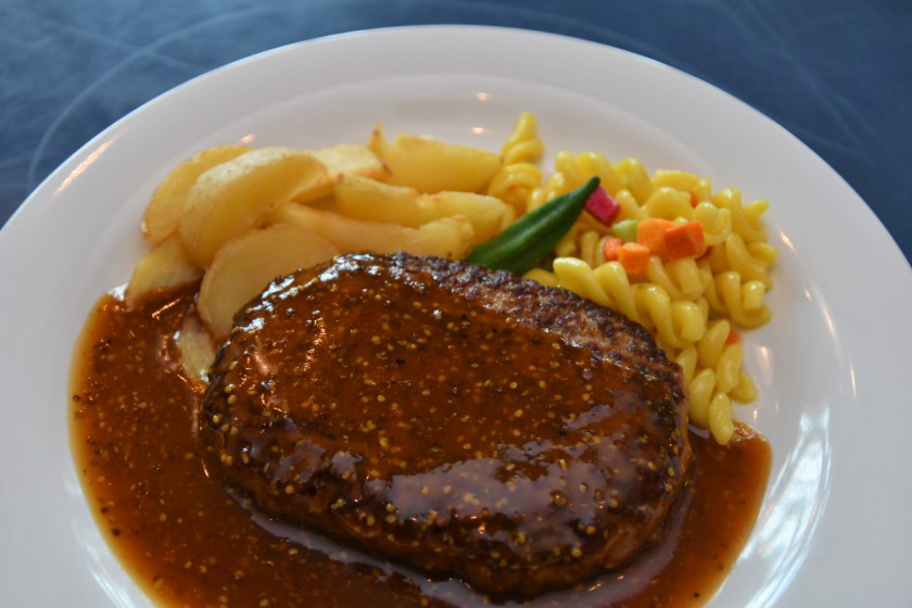 『塔の上のラプンツェル』に着想を得た「スペシャルセット」のハンバーグ/東京ディズニーシー（千葉県/浦安市）