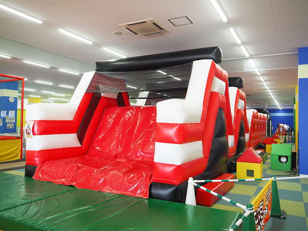 超大型エアー遊具「忍者アスレチック～ブルー&レッド～」/ファンタジーキッズリゾート印西（千葉県/印西市）