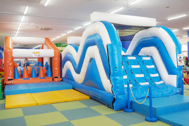 巨大エアアスレチック「忍者アスレチック～ブルー&レッド～」/ファンタジーキッズリゾート印西（千葉県/印西市）