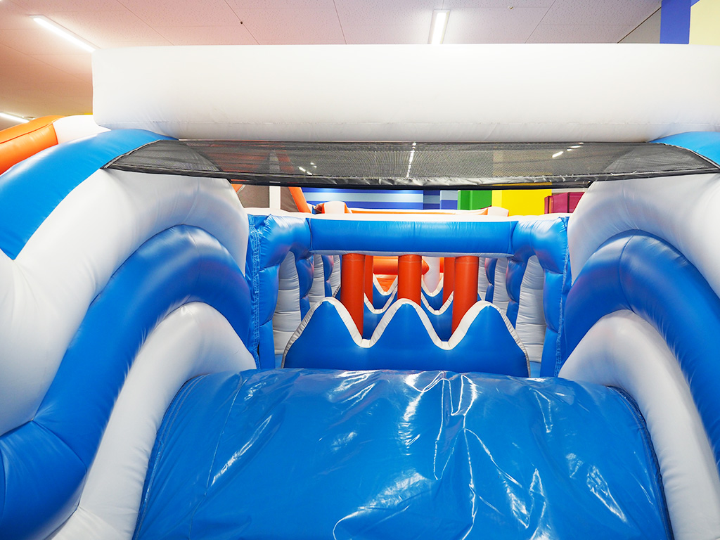 巨大エアアスレチック「忍者アスレチック～ブルー&レッド～」/ファンタジーキッズリゾート印西（千葉県/印西市）