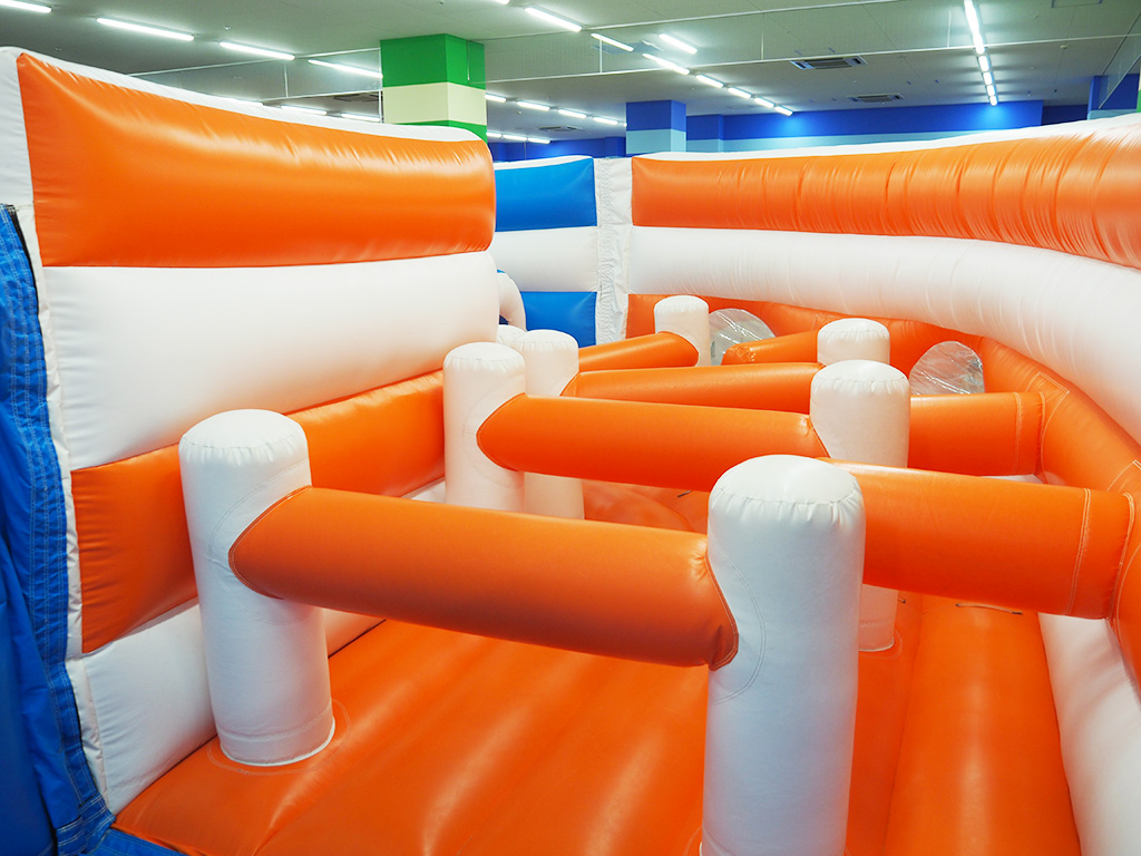 巨大エアアスレチック「忍者アスレチック～ブルー&レッド～」/ファンタジーキッズリゾート印西（千葉県/印西市）