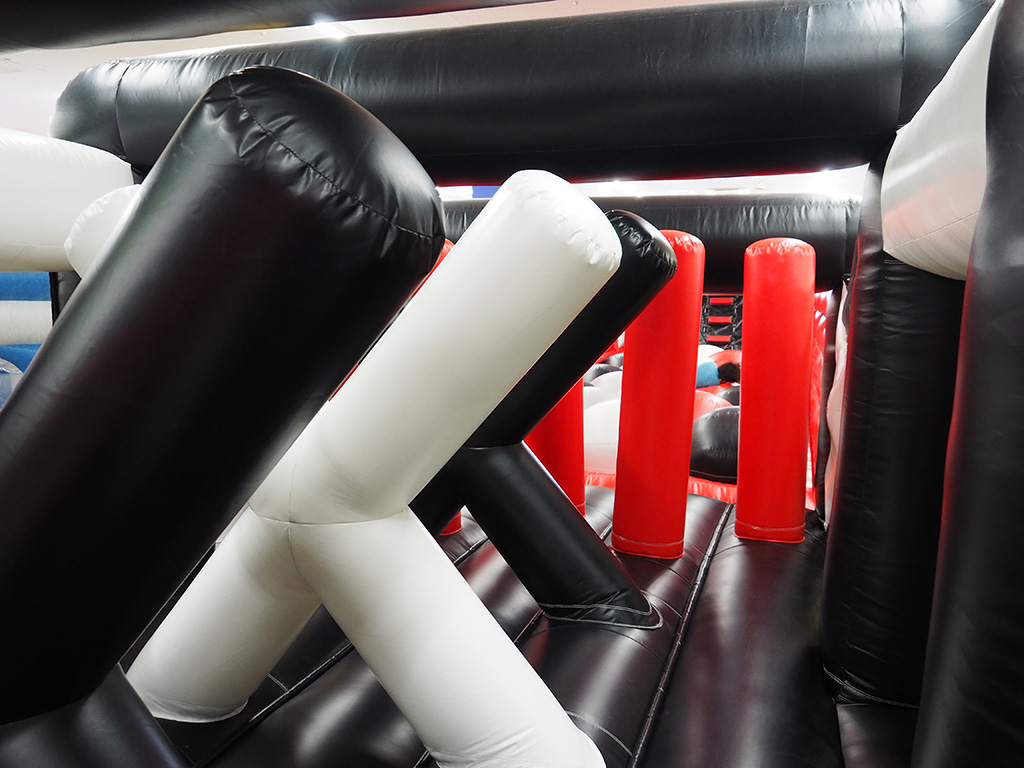 巨大エアアスレチック「忍者アスレチック　レッド」/ファンタジーキッズリゾート印西（千葉県/印西市）