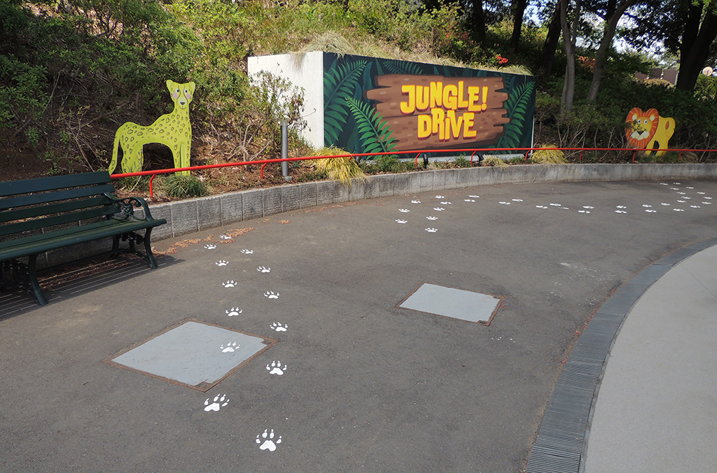動物たちの足跡が描かれた道路/西武園ゆうえんち(埼玉県/所沢市)