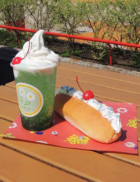 ソフトクリイムソーダと、ぱちぱちクリイムソーダパン/西武園ゆうえんち(埼玉県/所沢市)