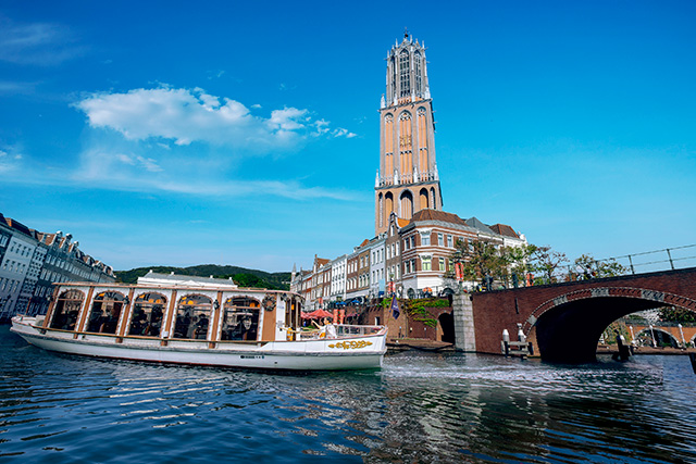 ハウステンボスのシンボルタワー「ドムトールン」と運河を走る「カナルクルーザー」　（c）ハウステンボス（長崎県/佐世保市）