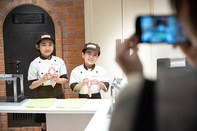 専属のカメラマンによるフォトサービスの様子/キッザニア（東京都・兵庫県・福岡県）