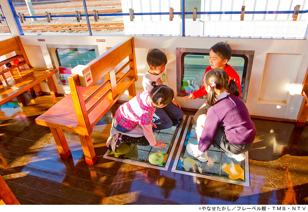 床のガラス張り窓/瀬戸大橋アンパンマントロッコ/JR四国