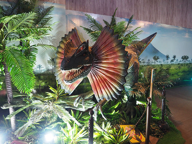 ダイナソーアドベンチャーツアー大恐竜パーク「ディロフォサウルス」の展示/BIGHOPガーデンモール印西（千葉県）