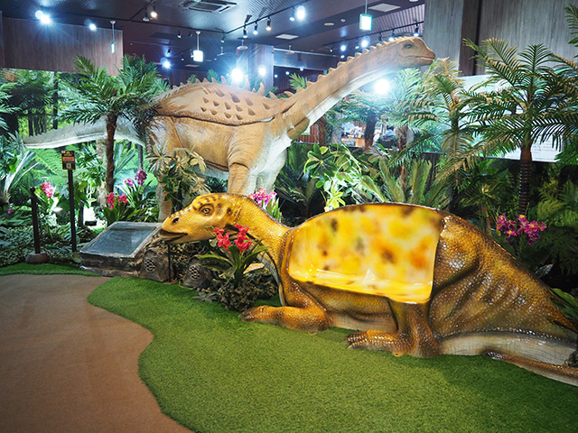 ダイナソーアドベンチャーツアー大恐竜パーク「恐竜をモチーフにしたベンチ」/BIGHOPガーデンモール印西（千葉県）