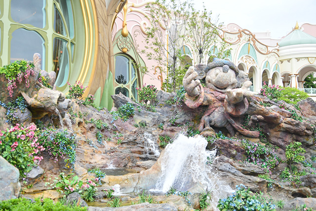 ファンタジースプリングスホテル前のロックワーク/東京ディズニーシー(千葉県/浦安市)