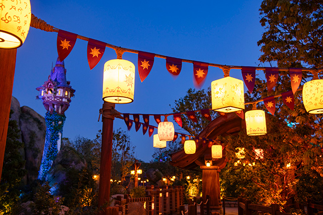 ランタンのあかりが灯る夜の様子|ファンタジースプリングス/東京ディズニーシー(千葉県/浦安市)