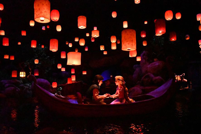 無数のランタンが夜空いっぱいに広がる光景|ファンタジースプリングス/東京ディズニーシー(千葉県/浦安市)