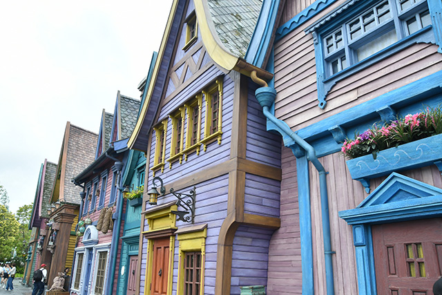 カラフルなドアのお店が並ぶ街|フローズンキングダム/東京ディズニーシー(千葉県/浦安市)