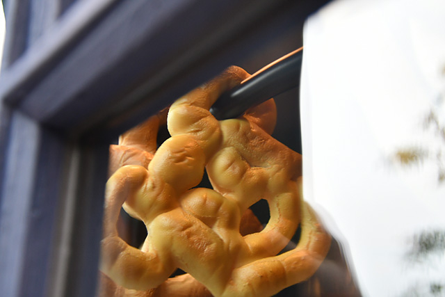 ミッキー型のプレッツェル|フローズンキングダム/東京ディズニーシー(千葉県/浦安市)