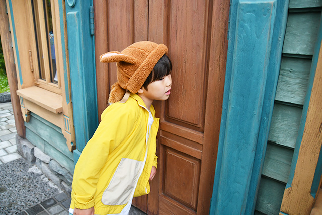 お店の中の物音を聞く様子|フローズンキングダム/東京ディズニーシー(千葉県/浦安市)