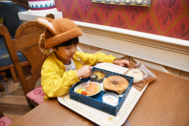 レストラン「アレンデール・ロイヤルバンケット」を食べる様子/東京ディズニーシー(千葉県/浦安市)