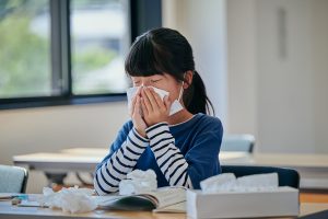 花粉症は子どもでもなる?黄砂アレルギーや風邪との違い・見分け方、対策と治療法も