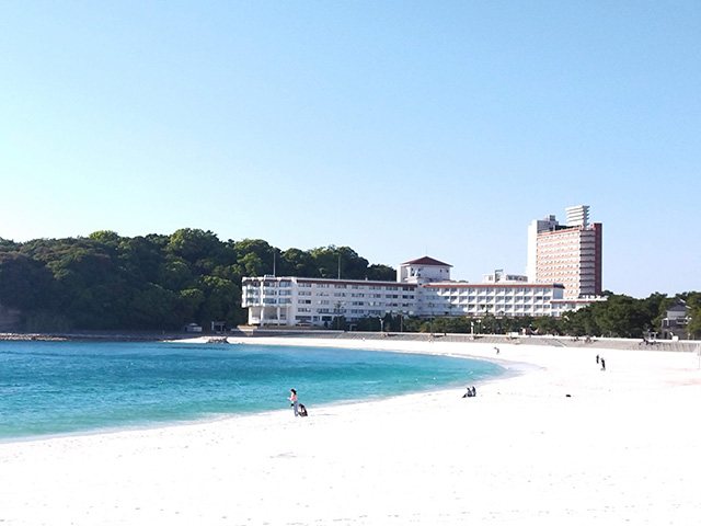 白良荘グランドホテルと白良浜（和歌山県/白浜町）