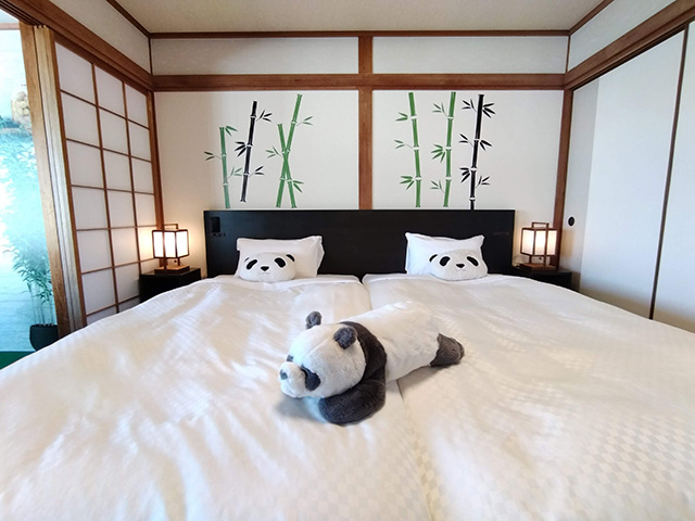 「海が見えるパンダの部屋」のベッド/白良荘グランドホテル（和歌山県/白浜町）