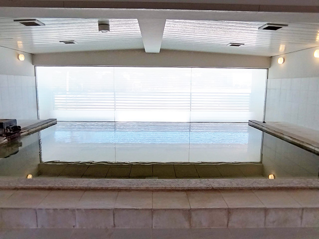 「眺望の湯　潮風」の内湯/白良荘グランドホテル（和歌山県/白浜町）