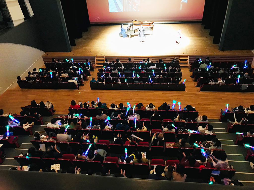 ペンライトやきらきら光る棒などを振る様子/音楽de世界旅行（神奈川県/横浜市）