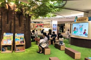 絵本のリユースに取り組む「サンシャインシティ 絵本の森」の出張イベントをふかや花園プレミアム・アウトレットで開催