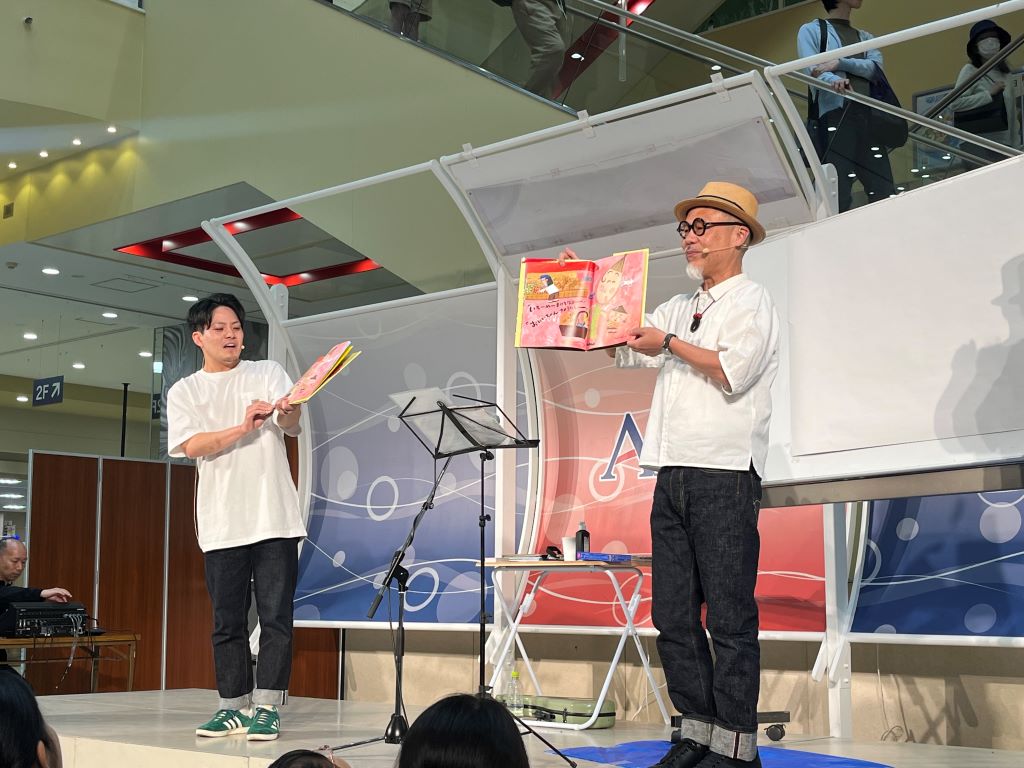 絵本作家長谷川義史さんの「絵本ライブ」の様子