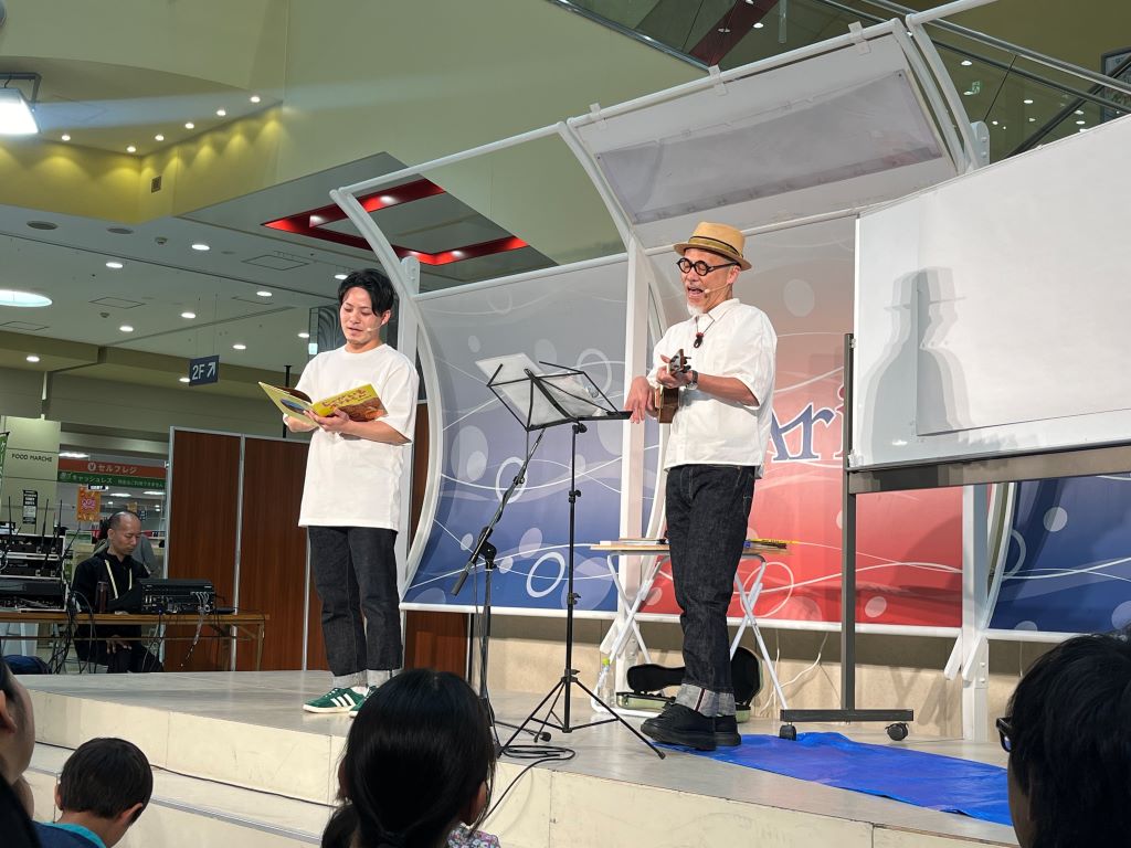 絵本作家長谷川義史さんの「絵本ライブ」の様子