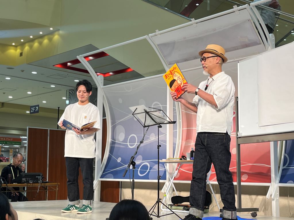 絵本作家長谷川義史さんの「絵本ライブ」の様子