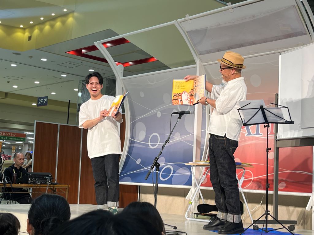 絵本作家長谷川義史さんの「絵本ライブ」の様子