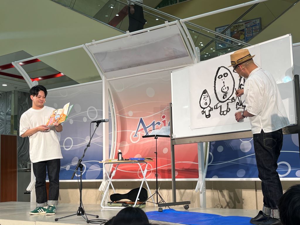 絵本作家長谷川義史さんの「絵本ライブ」の様子