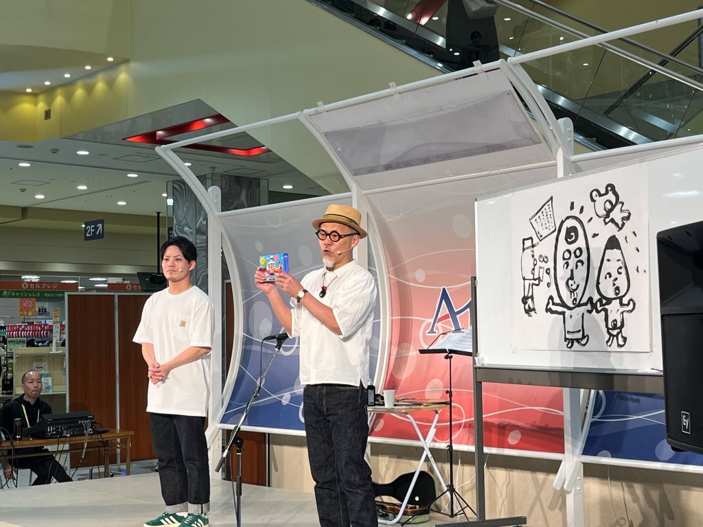 絵本作家長谷川義史さんの「絵本ライブ」の様子