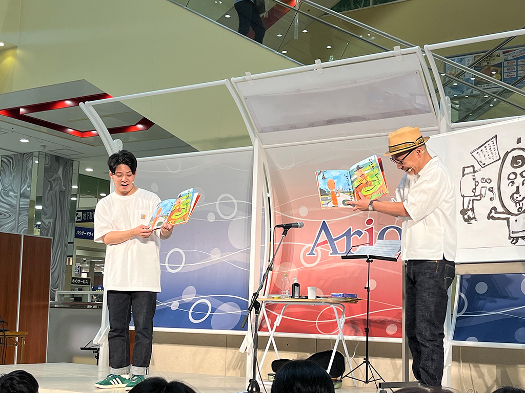 絵本作家長谷川義史さんの「絵本ライブ」の様子