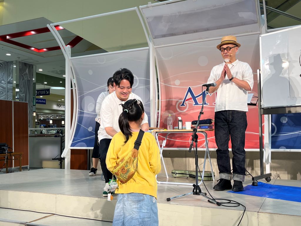 絵本作家長谷川義史さんの「絵本ライブ」の様子